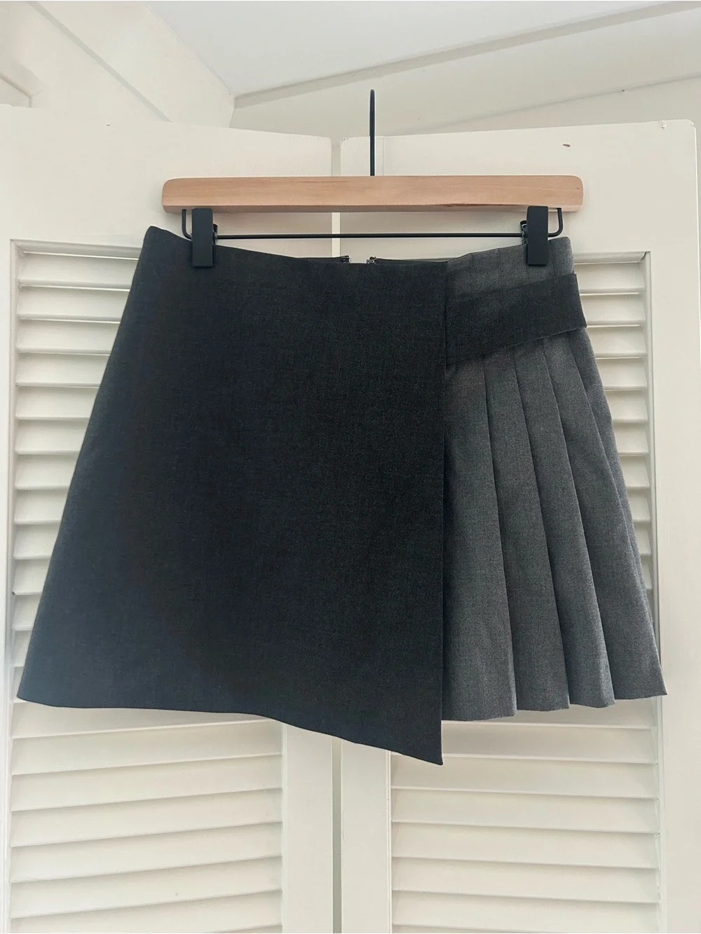 Alice + Olivia Toni Asymmetrical Pleated Mini Skirt Gray Colorblock Size 4